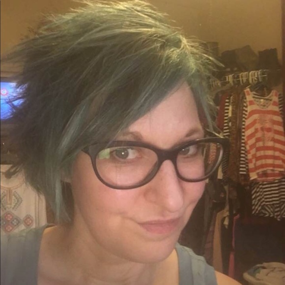 Meet your Posher, Charlene - Picture 3 of 7